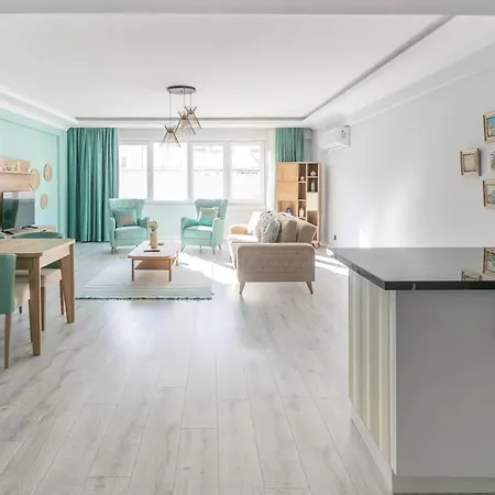 Fully Renovated Modern Apartment