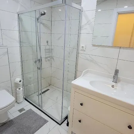 Fully Renovated Modern Apartment *