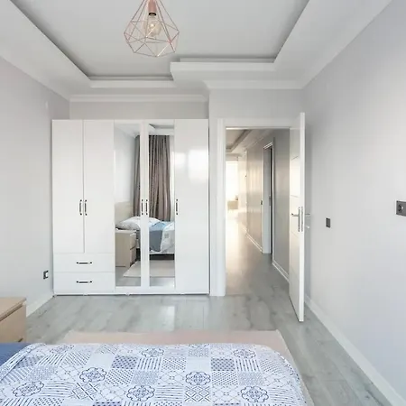 Fully Renovated Modern Apartment *